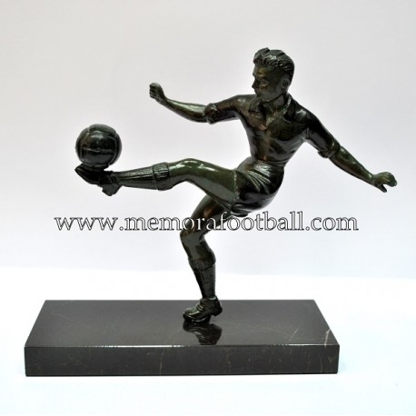 Figura de futbolista con balón. Francia c.1950