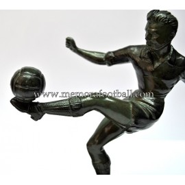 Figura de futbolista con balón. Francia c.1950