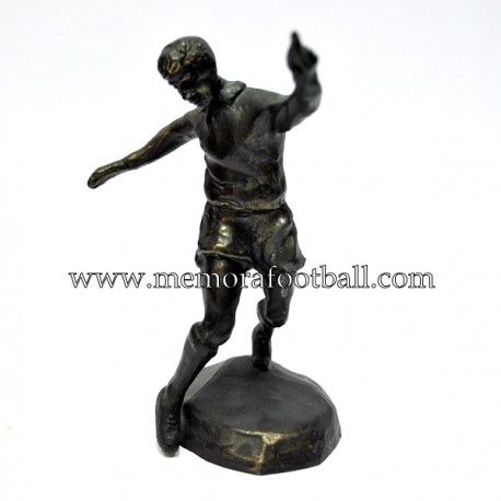 A bronze figure of a footballer. 1990s Cruyff Foundation