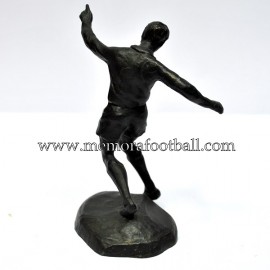 A bronze figure of a footballer. 1990s Cruyff Foundation