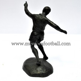 Figura de futbolista en bronce. Fundación Cruyff 1990s