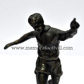 A bronze figure of a footballer. 1990s Cruyff Foundation