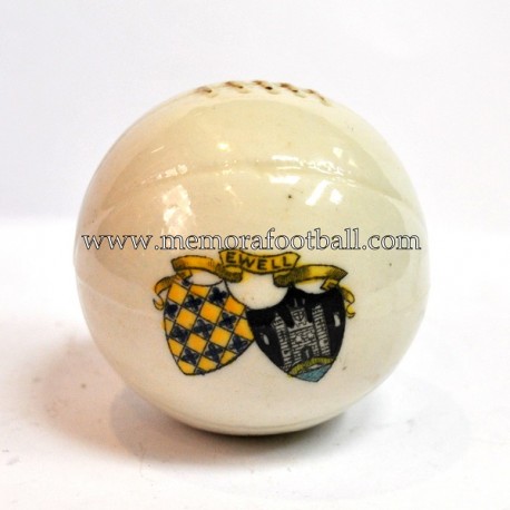 Balón de porcelana con escudo grabado de EWELL