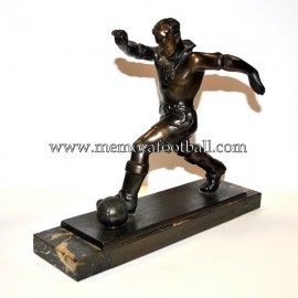 Figura de futbolista con balón. Alemania 1920-30