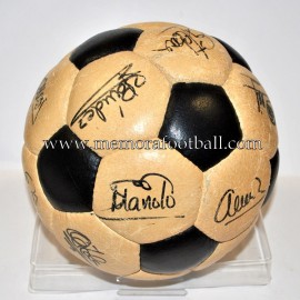 Balón "ADIDAS MUNDIAL ELAST" firmado por FC Barcelona 1981-84