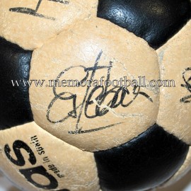 Balón "ADIDAS MUNDIAL ELAST" firmado por FC Barcelona 1981-84