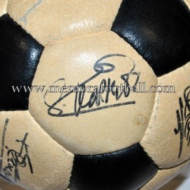 Balón "ADIDAS MUNDIAL ELAST" firmado por FC Barcelona 1981-84