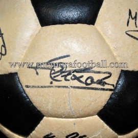 Balón "ADIDAS MUNDIAL ELAST" firmado por FC Barcelona 1981-84