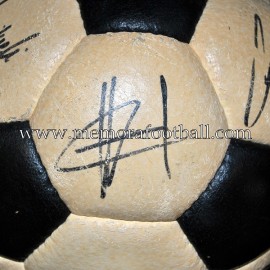 Balón "ADIDAS MUNDIAL ELAST" firmado por FC Barcelona 1981-84