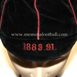 Cap de terciopelo negro con bordados en rojo 1889-1891