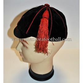 Cap de terciopelo negro con bordados en rojo 1889-1891