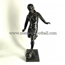 Figura de futbolista con balón. Reino Unido 1920-30