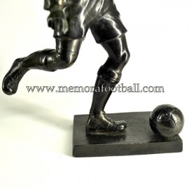 Figura de futbolista con balón. Reino Unido 1920-30