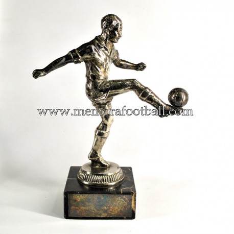 Figura de futbolista con balón c.1950