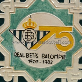 Plato de cerámica del 75 Aniversario del Real Betis Balompié 1907-1982