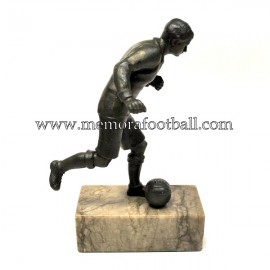 Figura de futbolista con balón. Alemania 1920s