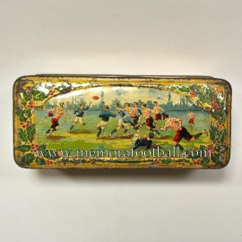 Cajita de hojalata con escenas de rugby, circa 1900