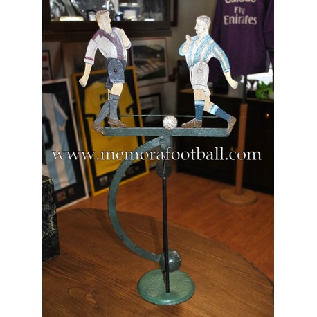 Balancín de dos futbolistas con balón. Francia 1940-50 Balancín de dos futbolistas con balón. Francia 1940-50