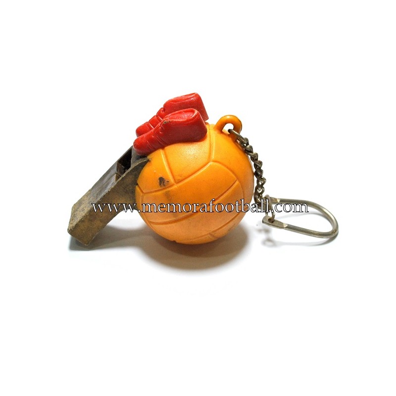 Llavero c.1960 con forma de silbato, balón y botas de fútbol